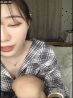 zhubo性感小姐姐 穿着似男友的衬衫里面没穿 跟你们聊聊天 PART.2