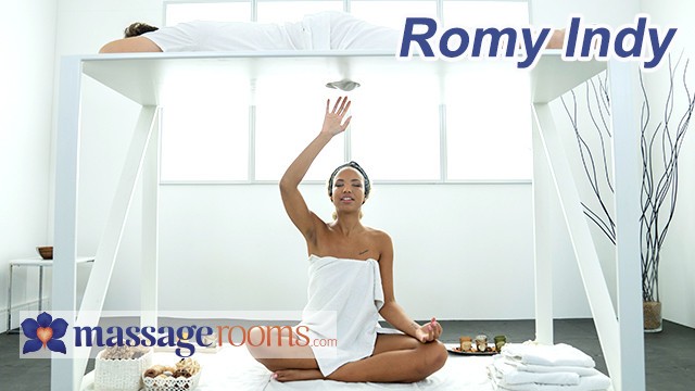 按摩室Romy Indy为幸运儿提供惊喜鸡巴按摩