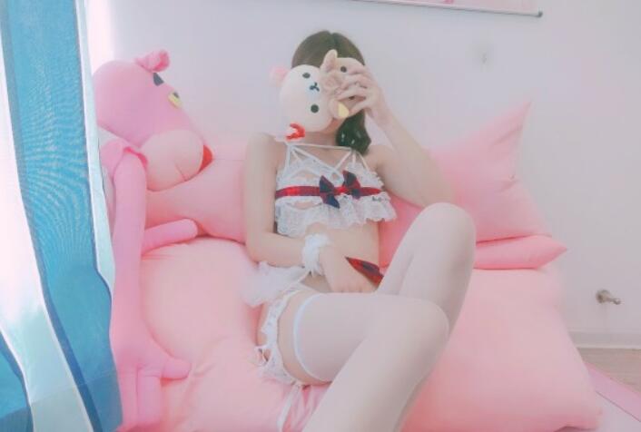 18岁福利姬涂鸦少女和服自白丝道具双管齐下高潮喷水