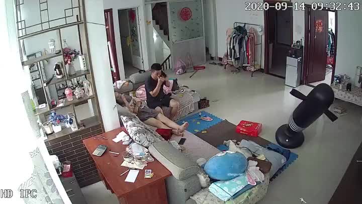 破解居家摄像头 年轻夫妻大白天的就在沙发上啪啪啪~破解居家摄像头 年轻夫妻大白天的就在沙发上啪啪啪 new