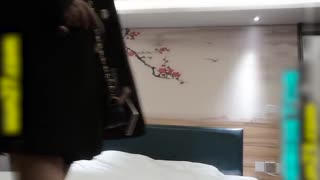 眼镜胖男探花约了个高颜值短发苗条妹子啪啪口交上位骑乘自己动后入猛操非常诱人!