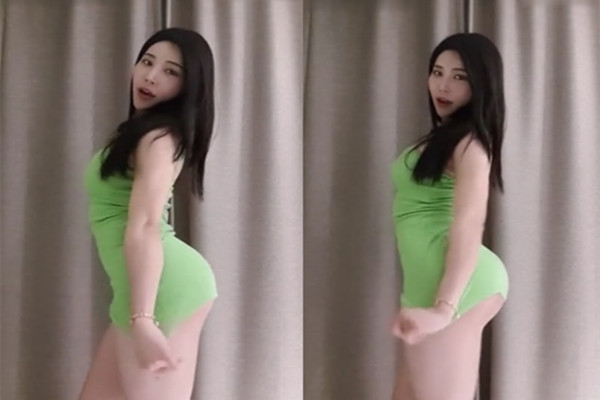 大姐姐脫光光有點甜又不會太甜她的奶