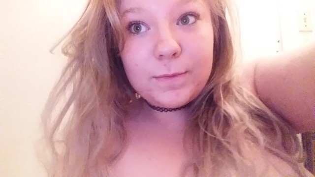 性感少女脱掉衣服吮吸手指