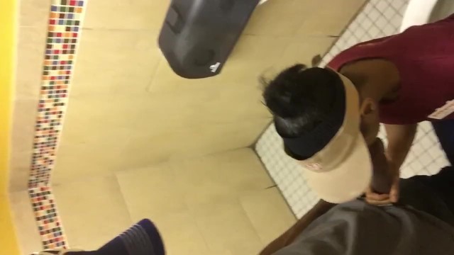 Popeyes的员工在休息时吮吸迪克