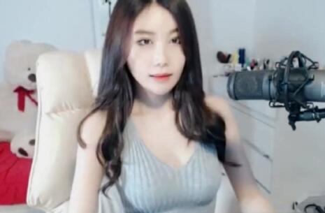 高顏值的韩国女主播大秀露臉對著觀眾吃香腸