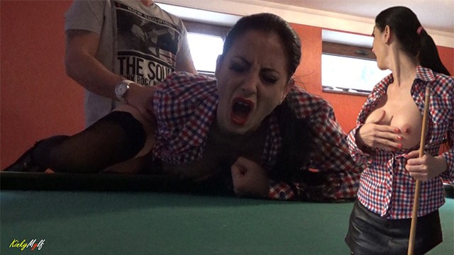 放荡的米尔夫假期在一家私人酒吧骗了她的丈夫。古怪的Mylf