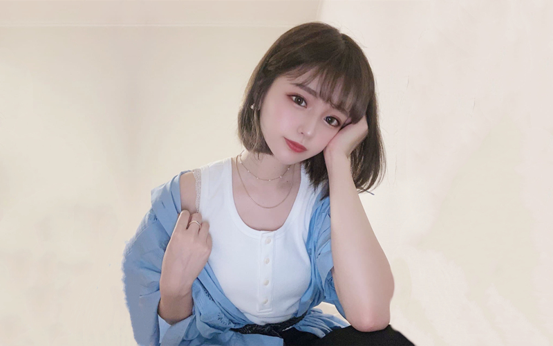 皮裤蜜桃臀骚女直接撕开皮裤拨开骚丁玩逼