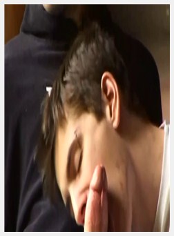 两个男孩吹好大公鸡