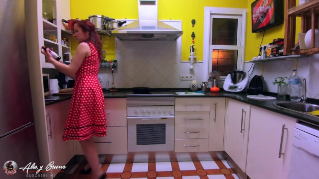 在西班牙被冠状病毒监禁的第二天——变装女孩