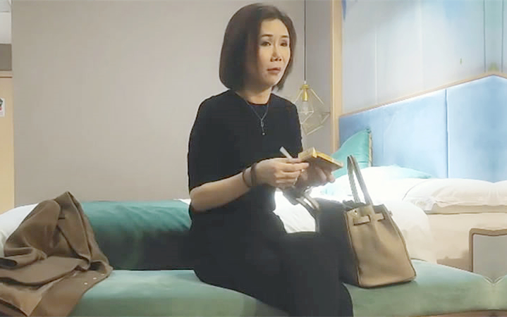 短发人妻骚熟女