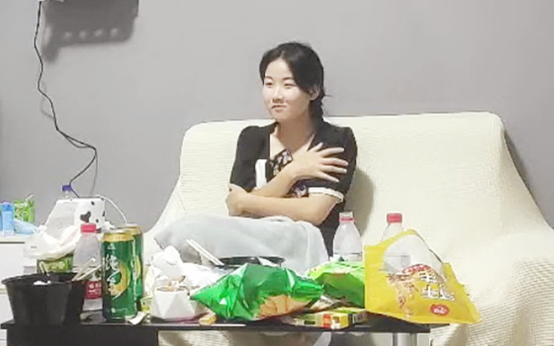 短裙小姐姐吃饱喝足思淫欲再来一炮扒掉衣服直接操上位骑乘后入猛操