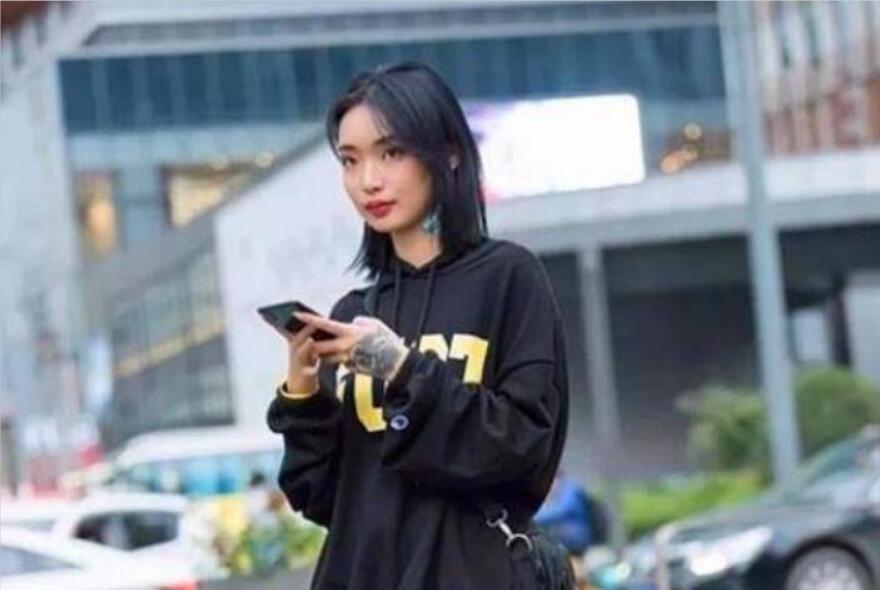 00后嫩妹深夜和小男友公厕啪啪口交洗手台上掰穴站立后入坐马桶上抽插非常诱人