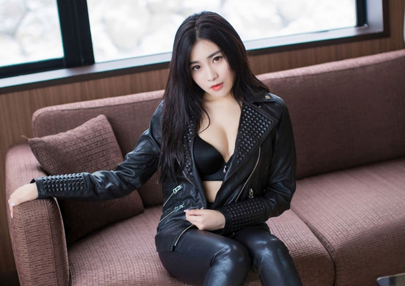 175CM学姐来玩LOL电竞顺脚打灰机先棉袜后黑丝FJ吐了打包带走