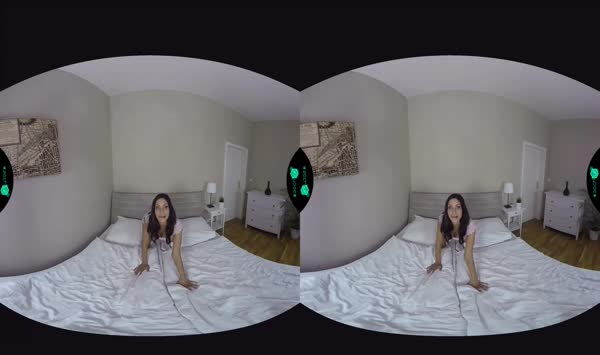 黑发女人带着相机和她一起玩