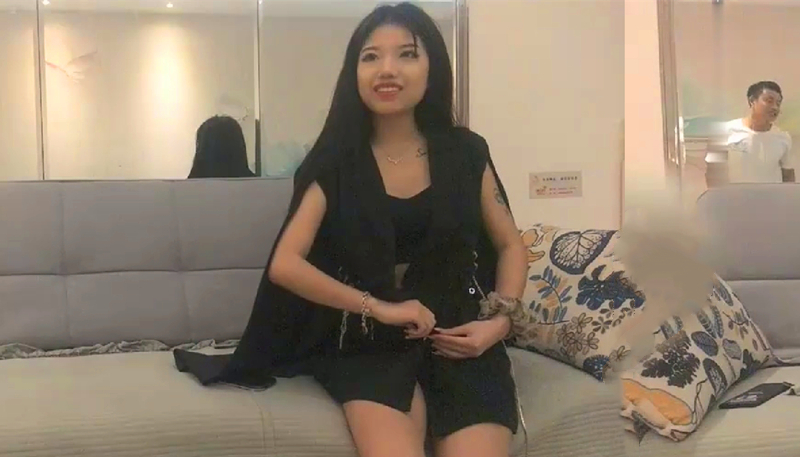 约了个黑衣纹身妹子啪啪舌吻摸逼调情沙发上位骑大力猛操