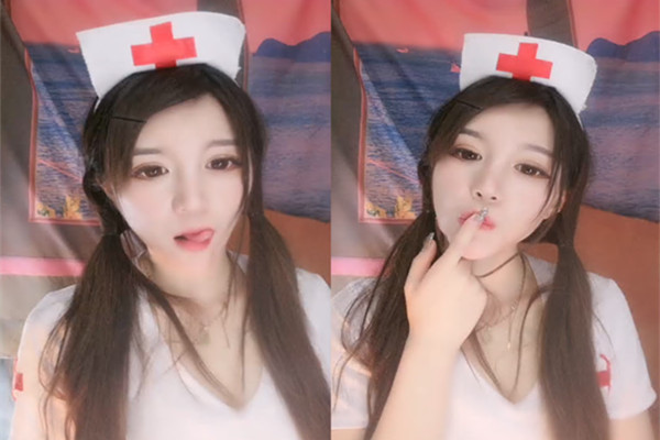 你的护士女友已上线白丝情趣装露脸颜值高掏出奶子陪狼友发骚按摩棒玩着阴蒂道具抽插撅着屁股看骚穴