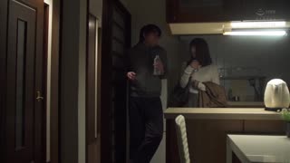 運休躲雨NTR 與總是盯著的人妻部下在颱風夜幹到早上 二宮光 ADN-252