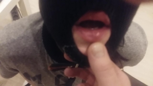 Сучка с анальной пробкой в жопе сосёт хуй!