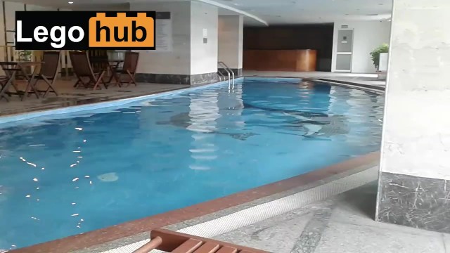 我在游泳池遇到了一个性感的角色扮演女孩