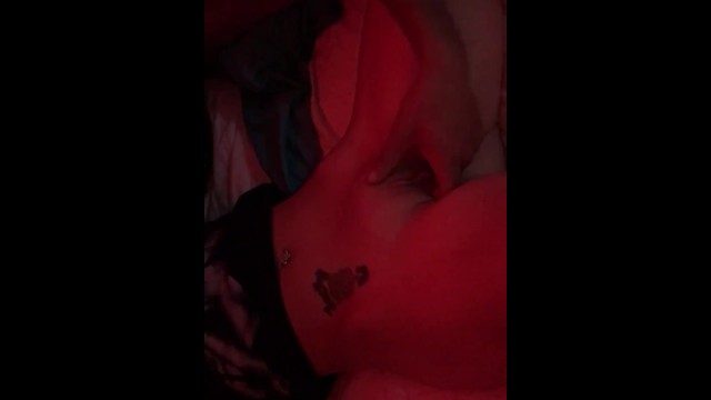 丈夫与三个朋友中的一个分享妻子