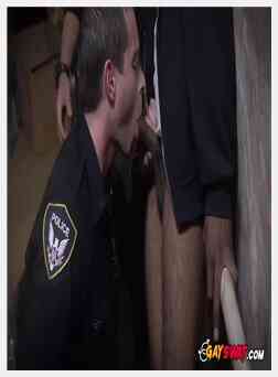 黑色暴徒被大块的男人和他的大公鸡惩罚在墙上