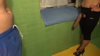 Pegging fat strapon (Русская медленно страпонит мужа)