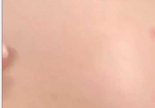 blonde-makes-her-brown-haired-girlfriend-to-cum-with-cunnilingus