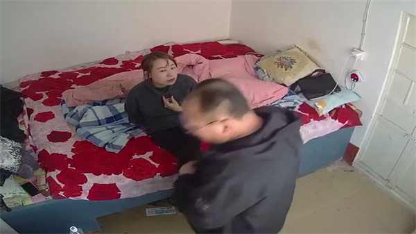 东北大叔趁老婆外出偷情，与炮友疯狂交合，多体位淫叫不绝！