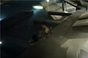 網爆門事件香港某酒店一對情侶趁著夜晚沒人在頂層游泳池啪啪被監控拍下