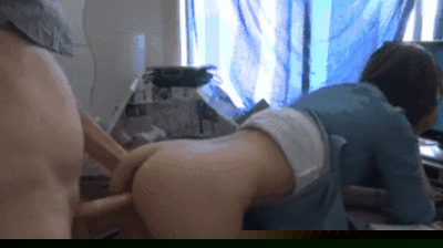 办公室偷情！男友电脑桌前后入狂插蜜桃臀 娇喘呻吟不断求饶