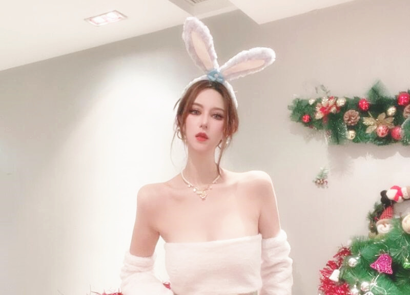 华人女神Fionao好想吃掉这个小姐姐皮肤白面容好揉着软软的胸好酥啊