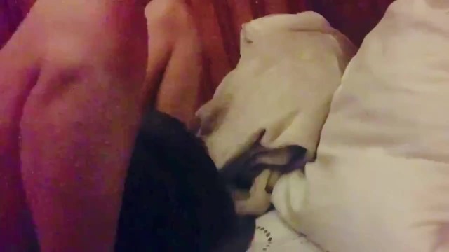 把女孩从酒吧带回家，让她骑在我脸上，直到她喷到我嘴里！好热！