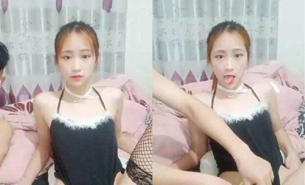 颜值不错新人妹子情趣装道具玩弄黑色网袜拨开裤子跳蛋假吊抽插