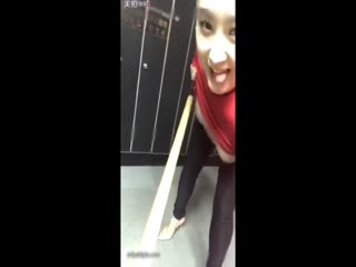 百度热搜网红主播工地大尺度挑逗建筑工人 遭网友怒怼的那个女主播各种场所露骨挑逗