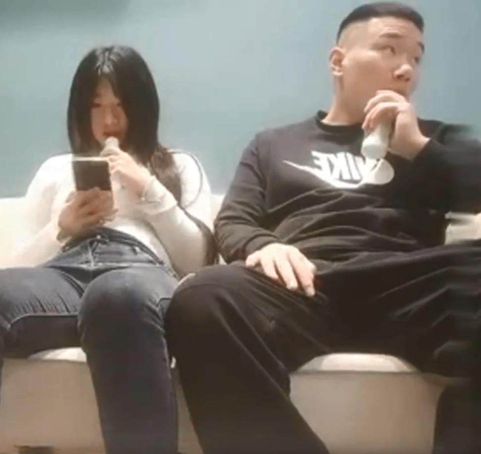 JK制服外围小姐姐，近景抠穴淫水四溢，态度好花式啪啪大胸诱惑