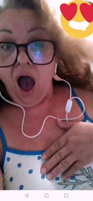 Mi vecina  caliente llamándome por videochat