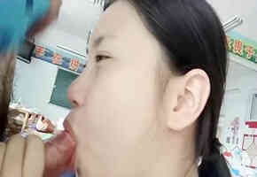 趁同学们还没来教室，男友解开拉链喂女友吃棒棒！