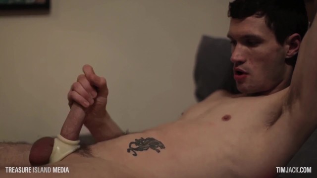 热辣的运动员们会跳起来和14英寸的假阳具玩耍