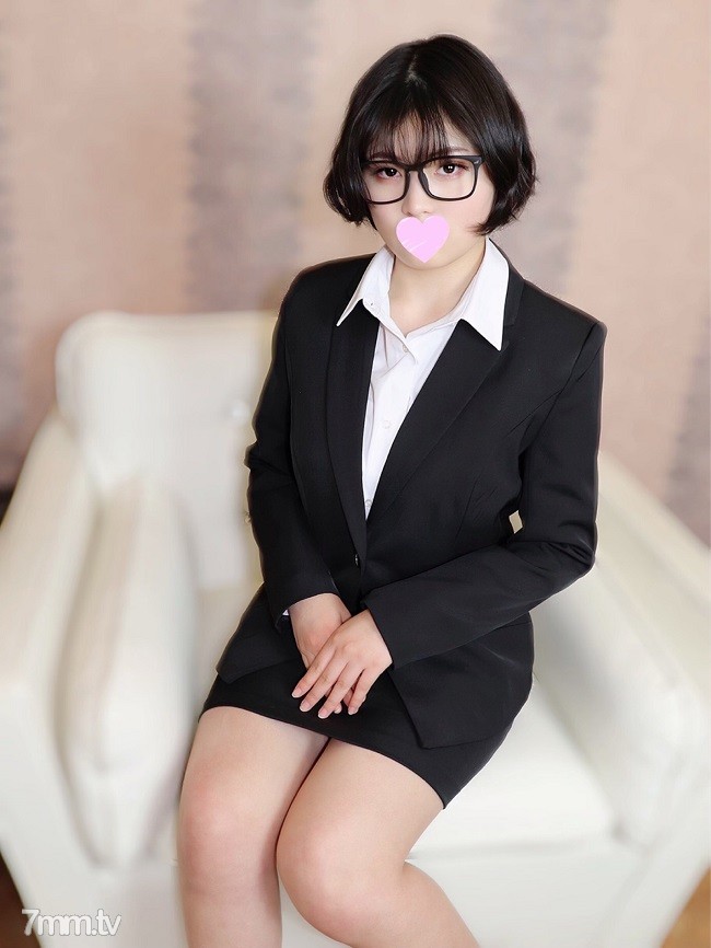 [fc2-ppv ]ゆりか歳 アイル平〇似な美少女就活生！スーツを脱いだら細身なカラにEカッ美巨乳！人見知りで引っ込み思案な