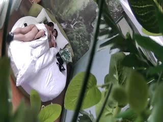 特色酒店偷拍胸大漂亮的美女被男抱到床上美女激烈反抗被扒掉裤子后哭了,强行操完后第二次竟主动配合男的干!