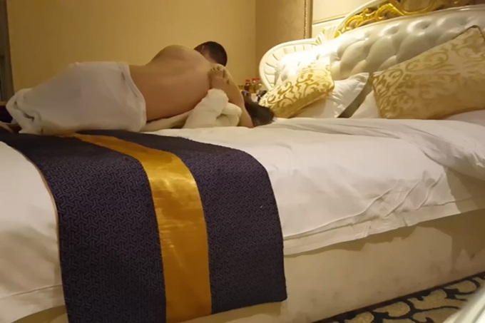 宾馆啪啪良家少妇 美女衣服都没来得及就被狠狠的操了