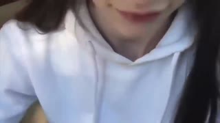 清纯中分白净小美女 ，可口的舌头 后院口男友的鸡巴 湿润的嘴穴口得龟头好舒服，爱吃精液的女友