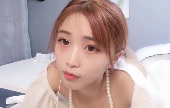 长相甜美高颜值清纯妹子道具自慰大秀 白色网袜道具大JJ抽插骑乘非常诱人 很是诱惑喜欢不要错过