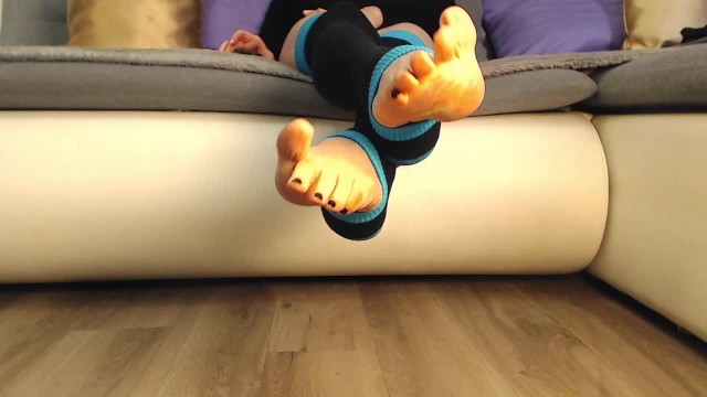 穿长裙的女孩脚趾张开