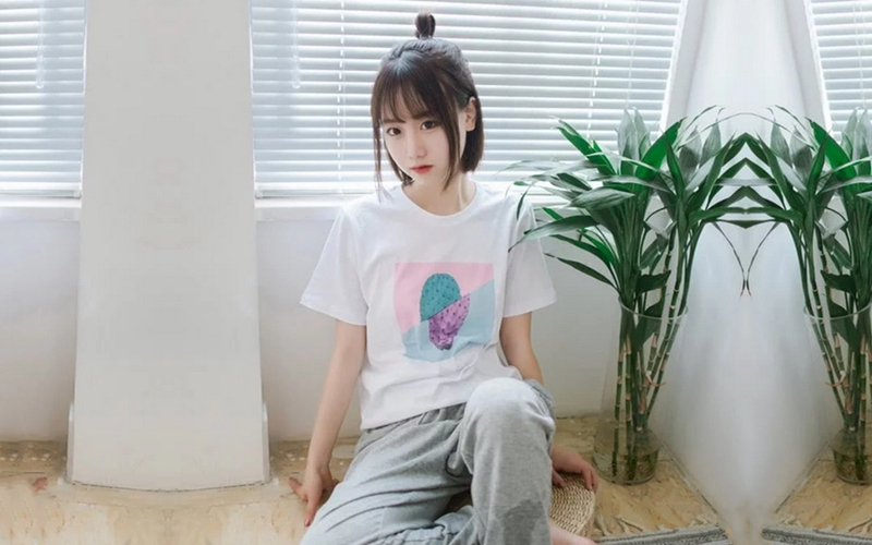 KTV包房嗨翻天和极品蜜桃臀高校妹纸玩游戏沙发上跪舔翘美臀无套后入猛操