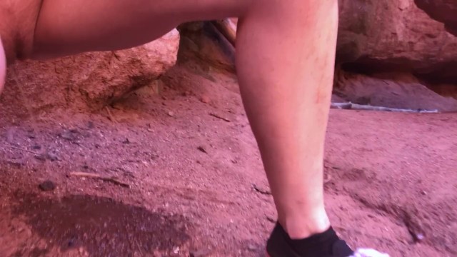 雀斑红在外面撒尿被抓了！