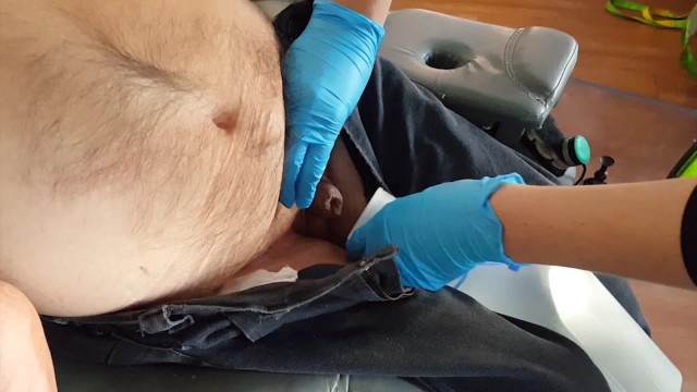 护士把跛脚的迪克放在小便器里小便