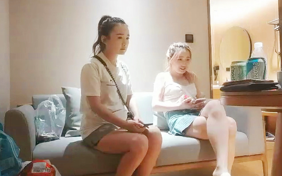 来两妹子留一个张开双腿摸逼抬腿抽插操的妹子受不了呻吟娇喘非常诱人