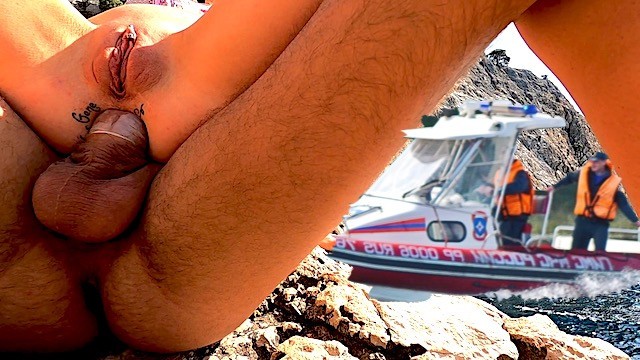 一个在我身边放松的男人在海边的肛门里做爱