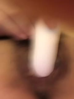 又是一个骚逼主播，抠穴抠到水都喷了，看来是玩真的，难怪跑车一值刷